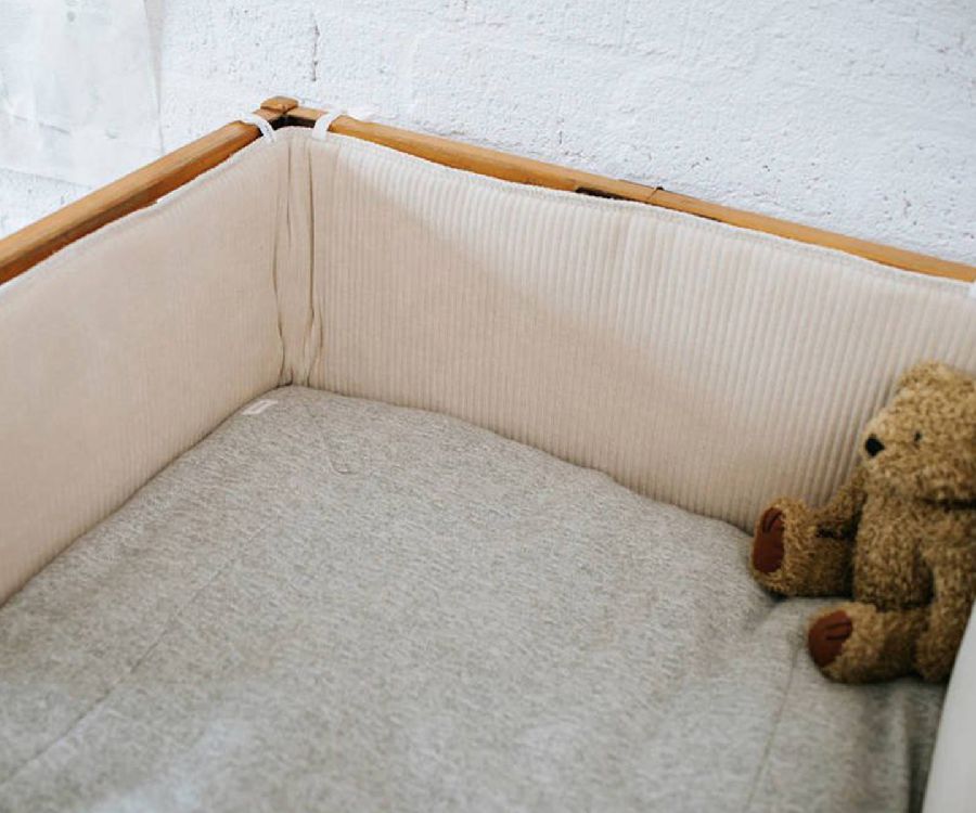 Tochtkussen Koeka Bedomrander/Boxomrander, geschikt voor babybed/park | Vik sand