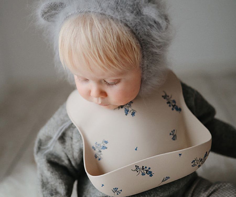 Slabbetje Mushie Silicone Bib