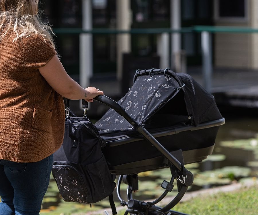 Huifel Dooky Universal Cover, geschikt voor wandelwagen/buggy/draagmand/autostoel groep 0+ | Romantic Leaves Black