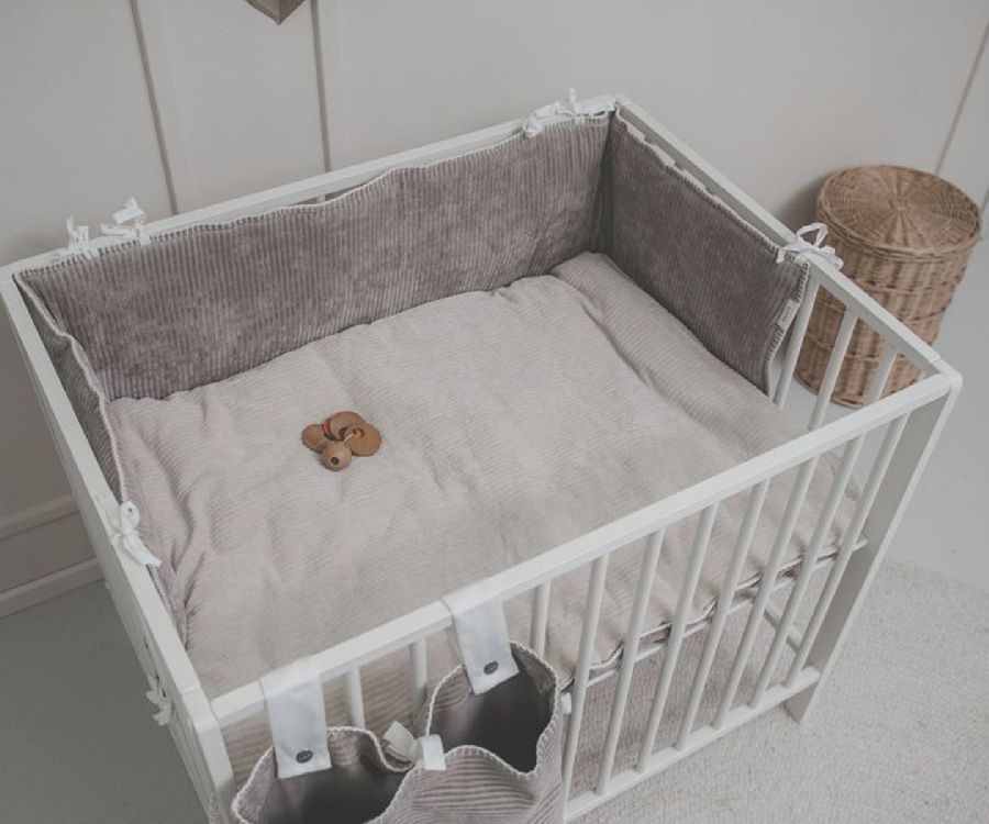 Tochtkussen Koeka Bedomrander/Boxomrander, geschikt voor babybed/park | Vik clay