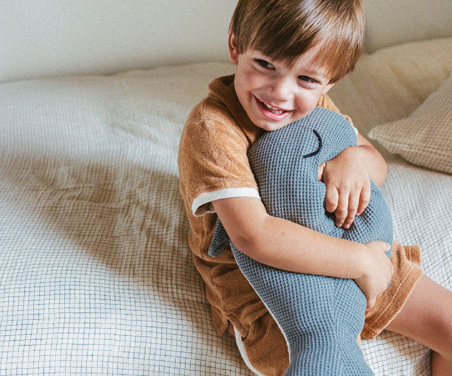 Sierkussen Nobodinoz Whale Cushion, kussen met vaste sloop | Wabi-Sabi